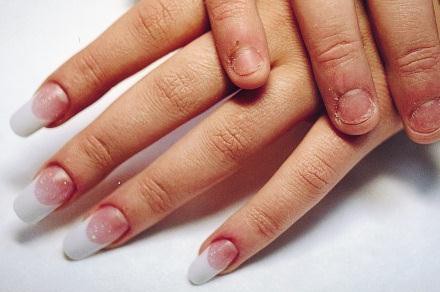Есть ли вред от наращивания ногтей?

 Многие не решаются наращивать ногти из-за боязни испортить свои натуральные